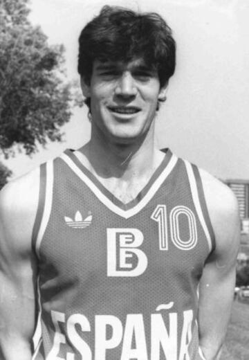 Fue convocado con al Selección Española por primera vez en 1981 por Antonio Díaz-Miguel. Con él ganó la plata en el Eurobasket de Nantes en 1983 y la plata de los JJ.OO. de Los Ángeles en 1984.