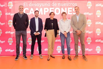 Jose Antonio Paraiso, Enric Carbonell, Susana Entero, Elisa Aguilar y Victor Luengo, durante el encuentro ente Kellogg's y el Valencia Basket.