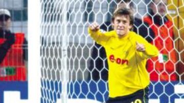 <b>UN FENÓMENO CREATIVO. </b>Rosicky celebra un gol con el Borussia Dortmund, aunque su fuerte es más darlos que marcarlos.