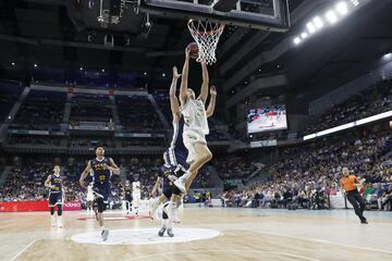 Jaycee Carroll cayó de espaldas tras una dura falta de Rafa Luz.