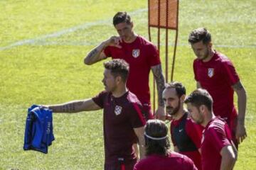 Simeone repartiendo los petos.