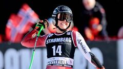 La esquiadora austriaca Cornelia Hütter celebra su victoria en el supergigante de la Copa del Mundo de Kvitfjell, Noruega.