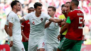 Pepe y Benatia se encaran durante un Portugal-Marruecos.