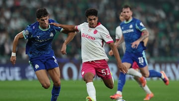 Lisbon (Portugal), 22/10/2025.- Sporting's Joao Simoes (R) in action against Marseille's Nayef Aguerd during the UEFA Champions League soccer match between Sporting CP and Olympique de Marseille, in Lisbon, Portugal, 22 October 2025. (Liga de Campeones, Lisboa, Marsella) EFE/EPA/MIGUEL A. LOPES