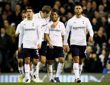 El mexicano fichó por el Tottenham en 2008 cuando era una promesa de 19 años en el Barça. Tras varias cesiones abandonó la disciplina spur en 2012.