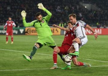 Mario Goetze con Lasah Dvali y el portero Giorgi Loria.