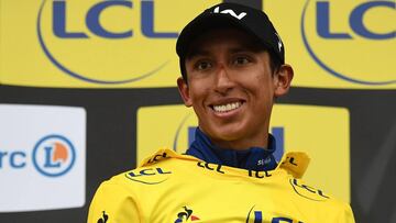 Egan Bernal posa con el maillot amarillo de campeón de la Paris-Niza 2019.