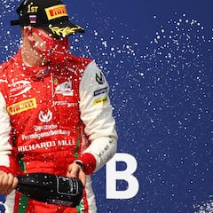 Mick Schumacher huele a champán... y a Fórmula 1