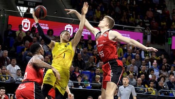 Lundberg busca un pase ante la oposición de Egidijus Mockevicius.