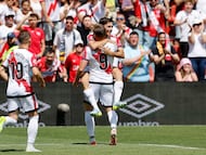MADRID, 26/04/2026.- El jugador del Rayo Vallecano Andrei Ra?iu celebra un gol antes de ser anulado durante el partido de LaLiga entre el Rayo Vallecano y la Real Sociedad celebrado en el estadio de Vallecas enMadrid, este domingo. EFE/Mariscal