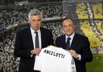 Carlo Ancelotti (L) holds a Real Madrid jersey as he poses with the club's President Florentino Perez