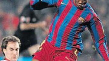 <b>PESADILLA. </b>Etoo pasa por encima de Murillo en el Camp Nou.