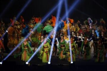 TOR78 TORONTO (CANADÁ) 10/07/15.- Imagen de varios artistas representando a la multiculturalidad de toronto durante la ceremonia, hoy, viernes 10 de julio, de inauguración de los Juegos Panamericanos, celebrada en el Rogers Center, de Toronto ( Canadá). Los juegos tendrán lugar en esta importante ciudad, la de mayor crecimiento de Norteamérica, del 10 al 26 de julio de 2015. EFE/Alejandro Ernesto