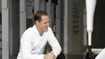 <b>SU NUEVO JUGUETE. </b>Schumacher junto a una maqueta del Mercedes GP y con John Owen, director de aerodinámica del equipo.