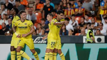 VALENCIA , 31/08/2024.- El delantero del Villarreal Ayoze Pérez (d) celebra su gol durante el partido de la cuarta jornada de LaLiga entre el Valencia CF y el Villarreal, este sábado en el estadio de Mestalla. EFE/ Manuel Bruque
