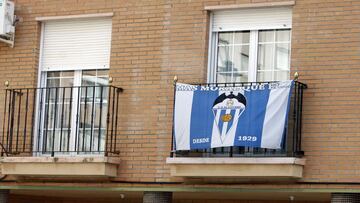 21/01/21 PARTIDO COPA DEL REY ALCOYANO - REAL MADRID 
 BANDERAS EN LAS CASAS DE ALCOY  SEGUIDORES 