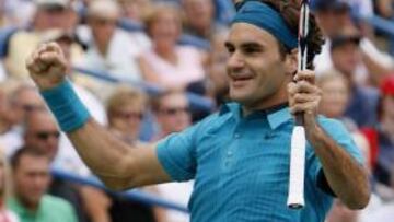 Federer tumba a Djokovic y amenaza también el récord de Agassi