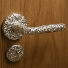 Expertos recomiendan poner papel de aluminio en el picaporte de la puerta: este es el motivo