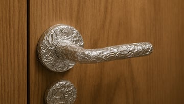 Expertos recomiendan poner papel de aluminio en el picaporte de la puerta: este es el motivo