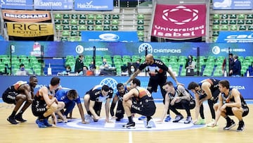 Los jugadores del Hereda San Pablo Burgos celebran la victoria y el pase a la siguiente ronda de la Champions FIBA.