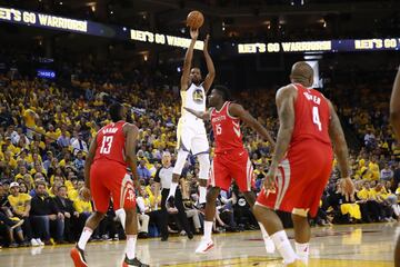 Kevin Durant ensaya desde la tercera dimensión: clavo tres triples en la noche.