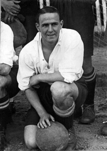 1909-1966. Guillermo Gorostiza, jugador vasco que militó en el Athletic de Bilbao y Valencia entre otros además de internacional con España. Murió a los 57 años en el Sanatorio de Tuberculosos de Santa Marina de Bilbao.