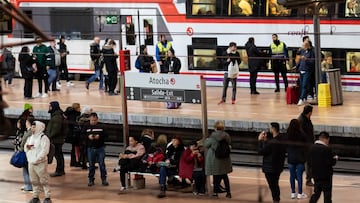 Varias personas en un andén el día en el que ha descarrillado un tren Almería-Madrid, en la estación de Puerta de Atocha-Almudena Grandes, a 26 de noviembre de 2023, en Madrid (España). Cercanías Madrid ha cortado la circulación de trenes entre Atocha y Chamartín, por una incidencia en un tren Almería-Madrid a su entrada en Atocha. Varios de los ejes del tren se han salido de la vía a su arranque hacia Chamartín. En total viajaban 37 personas en su interior, que ya han sido evacuadas, y no ha habido ningún herido.
26 NOVIEMBRE 2023;MADRID;TREN ALMERIA ATOCHA;DESCARRILAMIENTO
Diego Radamés / Europa Press
26/11/2023