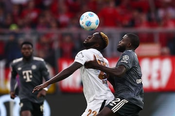 Boniface y Upamecano competían por el balón. 