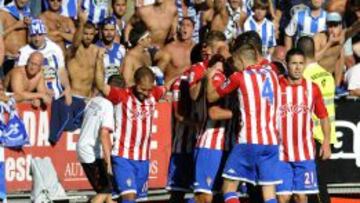 Los jugadores del Sporting celebran un gol ante el Depor.