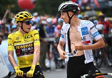 Jonas Vingegaard y Tadej Pogacar antes del inicio de la duodécima etapa del Tour de Francia 2022.