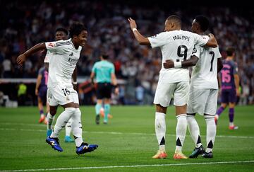 Soccer Football - LaLiga - Real Madrid v Espanyol - Santiago Bernabeu, Madrid, Spain - September 21, 2024 Real Madrid's Kylian Mbappe celebrates scoring their fourth goal with Vinicius Juniorand and Endrick REUTERS/Juan Medina