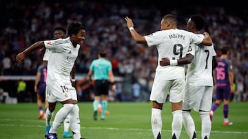 Soccer Football - LaLiga - Real Madrid v Espanyol - Santiago Bernabeu, Madrid, Spain - September 21, 2024 Real Madrid's Kylian Mbappe celebrates scoring their fourth goal with Vinicius Juniorand and Endrick REUTERS/Juan Medina