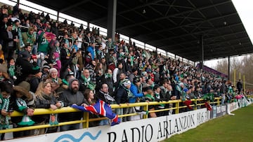 Aficionados del Racing en El Plant¨ªo de Burgos en 2017.