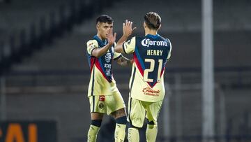  (L-R) Leonardo Suarez and Henry Martin of America during the game Pumas UNAM vs America, corresponding to the 17th round match of the Torneo Guard1anes Clausura 2021 of the Liga BBVA MX, at Olimpico Universitario Stadium, on May 02, 2021.
 
 &lt;br&gt;&l