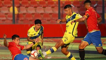 Futbol, Union Espanola vs Everton.
Fecha 8, Campeonato Nacional 2024.
El jugador de Union Espanola Jonathan Villagra, izquierda, disputa el balon contra Rodrigo Contreras de Everton durante el partido de primera division disputado en el estadio Santa Laura. Santiago, Chile.
13/04/2024
Marcelo Hernandez/Photosport
Football, Union Espanola vs Everton.
8 th date, National Championship 2024.
Union ’Espanola’s player Jonathan Villagra , left , vies teh ball against Rodrigo Contreras of Everton during the first division match held at Santa Laura stadium.
Santiago, Chile.
13/04/2024
Marcelo Hernandez/Photosport