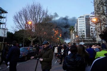 Un incendio de grandes dimensiones arrasa un edificio de 14 plantas generando una gran columna  de fuego y una densa humareda dificultano a los bomberos las labores de extición.