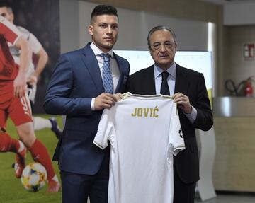 El jugador Serbio Jovic posa con Florentino Pérez mientras sostienen la camiseta del Real Madrid durante su presentación. 