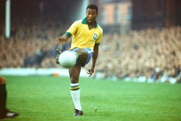 Edson Arantes do Nascimento, Pelé. El más grande futbolista de toda la historia. Hizo 1556 goles, de los cuales 680 son oficiales. Era un aventajado para su época por lo que su magia en el campo de juego siempre será recordada. Jugó en el Santos y New York Cosmos y en la selección de Brasil. 