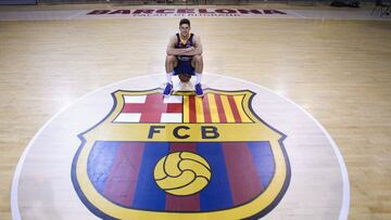 Leandro Bolmaro, base del Barcelona, posa en el Palau Blaugrana.