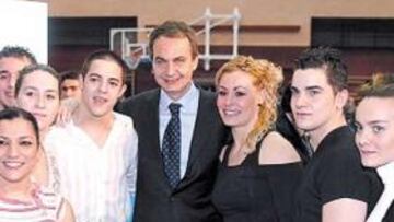 <b>CON LOS OLÍMPICOS. </b>Los deportistas charlaron tras la firma del ADO con el presidente del Gobierno.