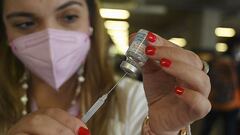 A health worker prepares a dose of the Moderna vaccine against COVID-19 in Tegucigalpa, on August 9, 2021