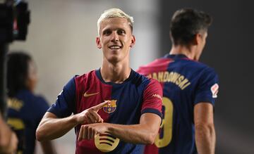 Dani Olmo, del FC Barcelona, ??celebra el segundo gol de su equipo durante el partido de la jornada 3 entre el Rayo Vallecano y el FC Barcelona en el Estadio de Vallecas, el 27 de agosto de 2024. El partido acab車 1-2.