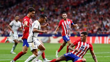 MADRID, 24/09/2023.- El defensa uruguayo Josema Jim¨¦nez (d) disputa un bal¨®n ante el centrocampista del Real Madrid Lucas V¨¢zquez durante el partido de la sexta jornada de LaLiga que disputan ambos clubes este domingo en el estadio C¨ªvitas Metropolitano. EFE/ Rodrigo Jimenez