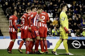 Los jugadores celebran el 0-2 de Torres. 