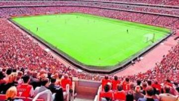 <b>UN ESTADIO DE LUJO. </b>El impresionante Emirates Stadium, durante un encuentro de la Premier.