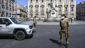 Soldados, en la Plaza del Duomo, en Milán.