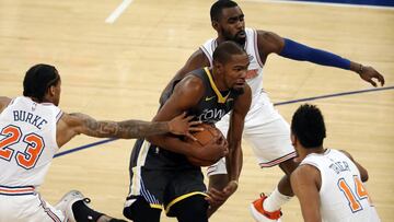 JSX12. New York (United States), 26/10/2018.- Golden State Warriors forward Kevin Durant (C) looks to drive through the New York Knicks defense in the second half of the NBA basketball game between the Golden State Warriors and the New York Knicks at Madison Square Garden in New York, New York, USA, 26 October 2018. (Baloncesto, Estados Unidos, Nueva York) EFE/EPA/JASON SZENES SHUTTERSTOCK OUT