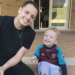'Chicharito' viste del West Ham al hijo de Miguel Layún