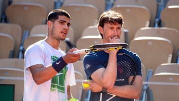 Carlos Alcaraz conversa con Juan Carlos Ferrero durante un entrenamiento. Ahora pueden hacerlo, moderadamente, durante los partidos.