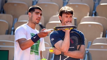 Carlos Alcaraz conversa con Juan Carlos Ferrero durante un entrenamiento. Ahora pueden hacerlo, moderadamente, durante los partidos.